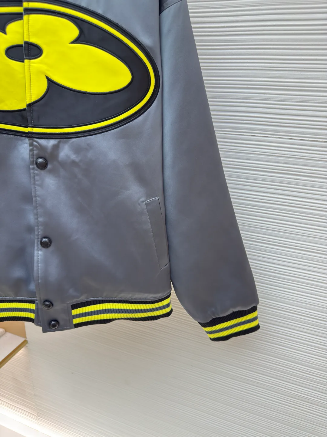 LOUIS VUITTON Silk Satin Baseball Tunic Jacket ●Authentic product: Purchased and developed by 30074 ●Item No.: 1680551-C10 ●Fabric: Jacket fabric ●Technology: Positioning cutting machine ●Version: Fitted version ●Weight: about 1085 grams ●Size: 46-48-50-52 ●Description: The silk satin baseball tunic jacket is from the 2025 autumn and winter show, and will attract attention from LV Floral patches and a scripted Vuitton logo adorn the front and back, echoing the ribbing on the collar, cuffs and hem. A lightweight quilted lining and hidden pockets round out the functionality. The overall wiring is straight and delicate, the fabric is comfortable and soft, and the color is consistent without color difference. It can be matched with the same style to create a fashionable look and control various occasions. Customized accessories, complete with three standards, same style for men and women!